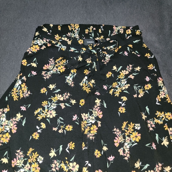 Torrid Floral Wide Leg Tie Pants - 0 - Floral - Picture 2 of 5